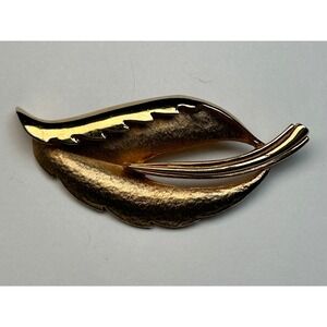 Vintage Gold Tone Leaf Pin Brooch Elegant Nature Inspired Jewelry Accent